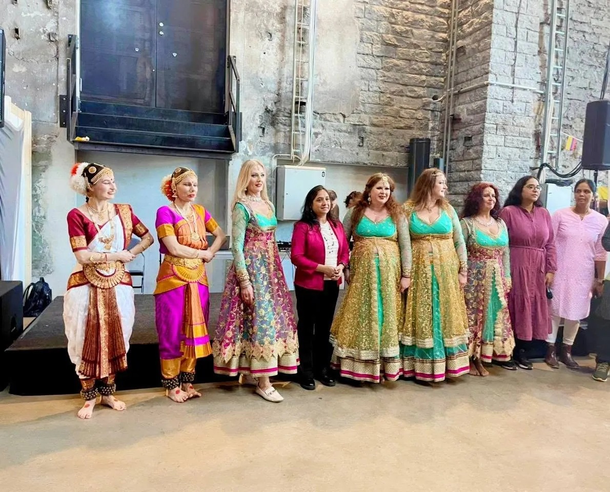 Bharatanatyami ja Bollywoodi kostüümides tantsijad koos IAE liikmetega pärast esinemist