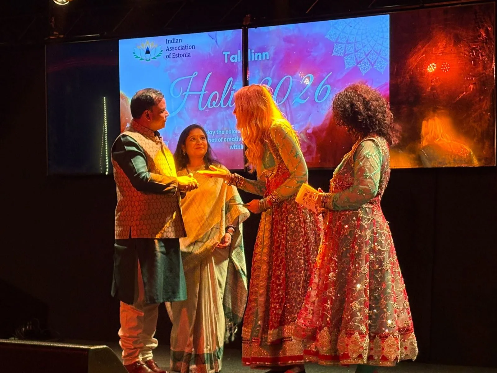 Tema Ekstsellents suursaadik Ashish Sinha laval Tallinna Holi 2026 ekraani all