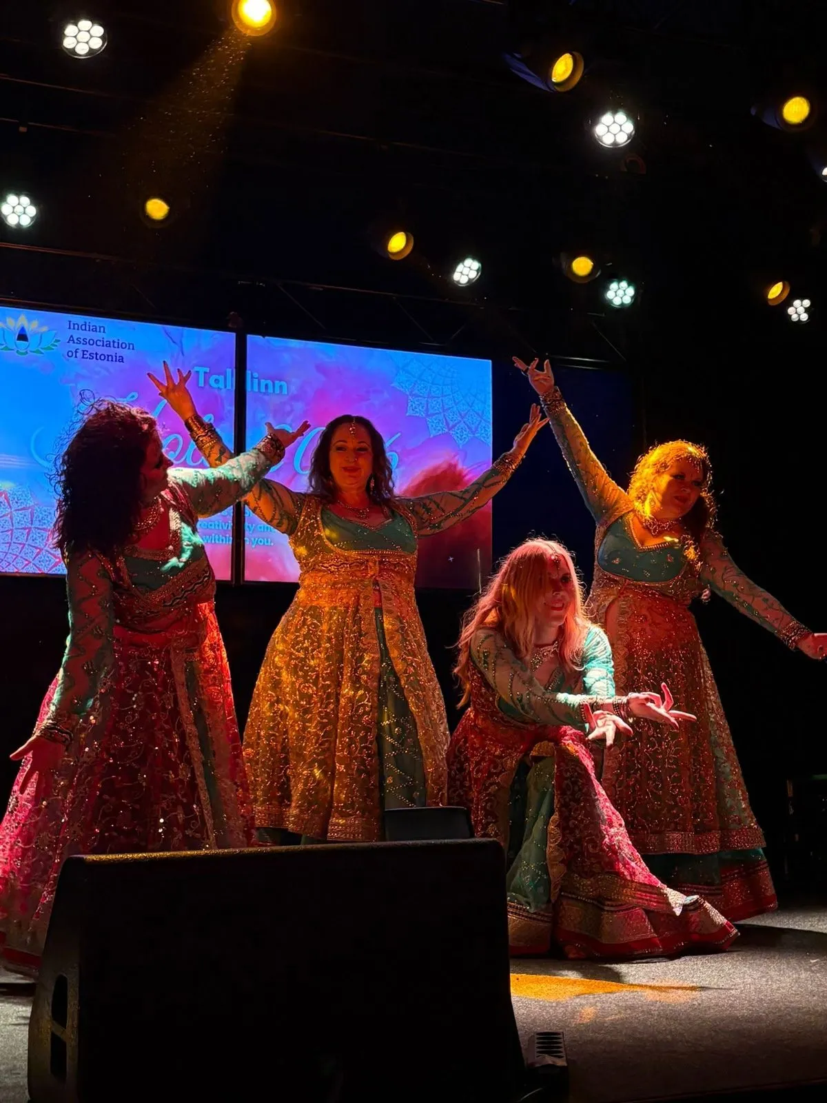 Säravates lehengades tantsijad esitamas Bollywoodi tantsu