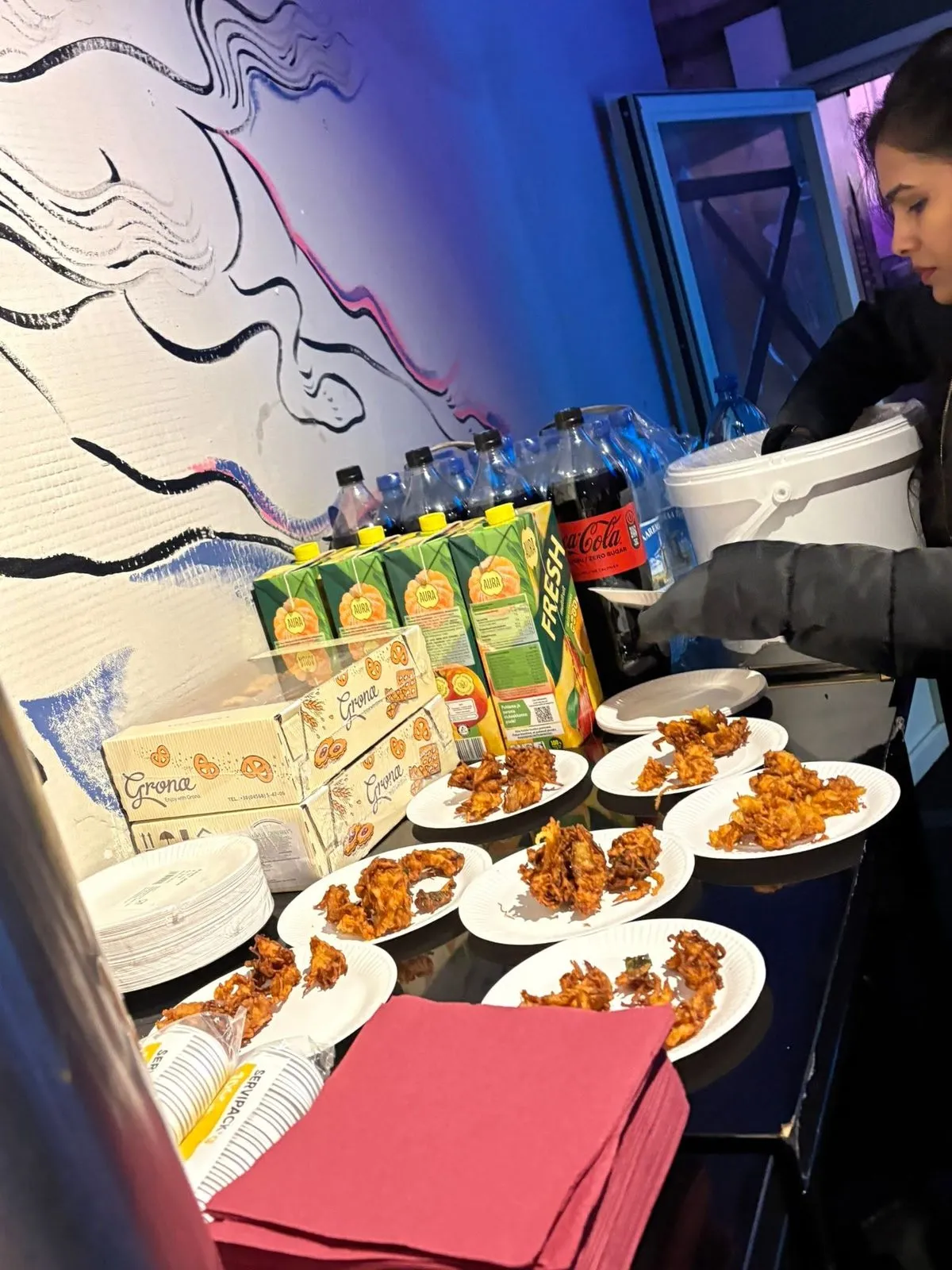 Pakorataldrikud ja joogid serveerimiseks valmis
