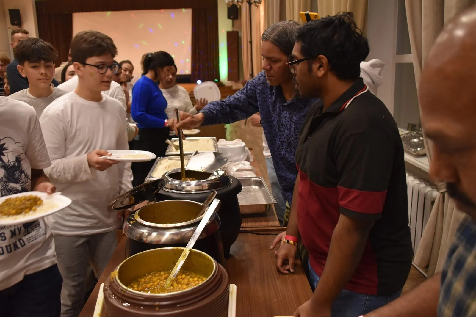 India toidu serveerimine suurtest pottidest