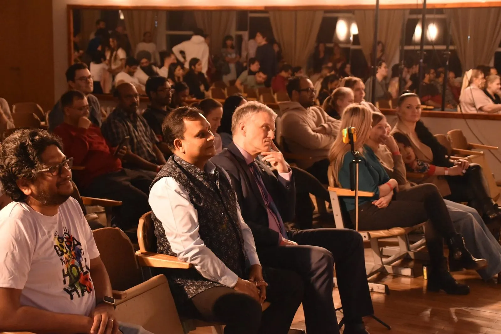 Publik jälgib lavaprogrammi, nende seas Tema Ekstsellents suursaadik Ashish Sinha