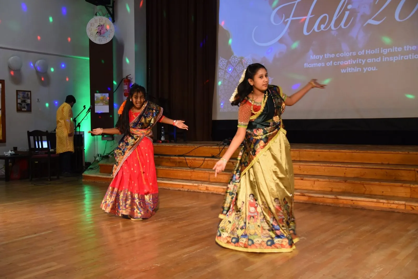 Kaks lehengas tantsijat esinemas Holi 2026 plakati all