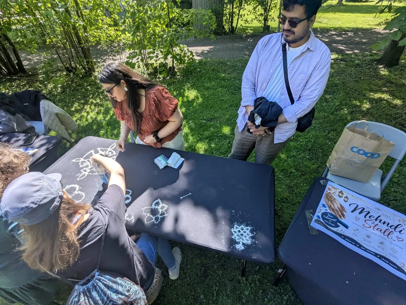 Külalised proovivad rangoli joonistamist